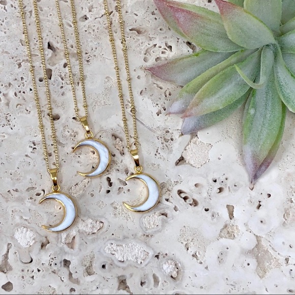 🆕Ayla | Crescent Moon Pendant 14K Gold Necklace - Picture 5 of 8